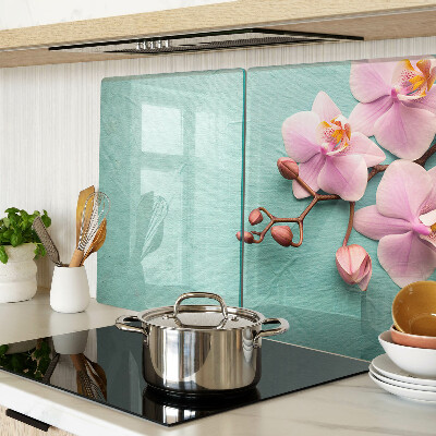 Glas schneidebrett Orchideen auf blauem Hintergrund