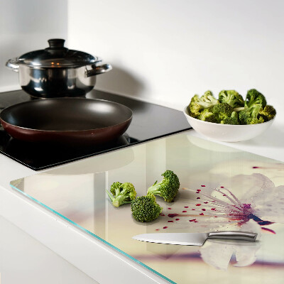 Schneidebrett mit Blumenmuster auf geometrischem Hintergrund