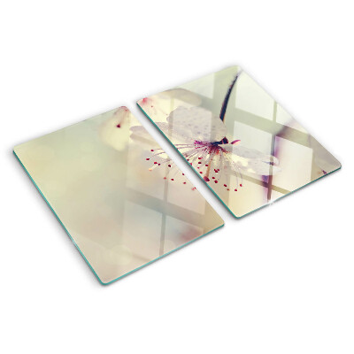 Schneidebrett mit Blumenmuster auf geometrischem Hintergrund