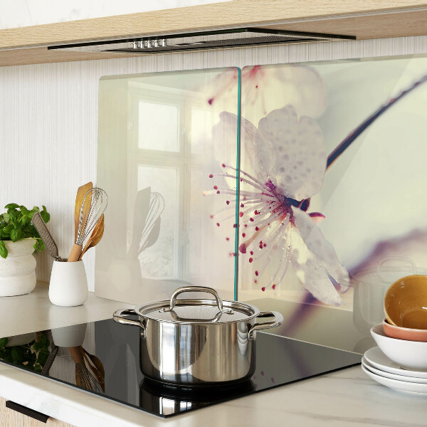 Schneidebrett mit Blumenmuster auf geometrischem Hintergrund