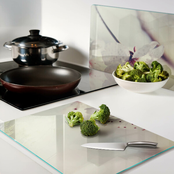 Schneidebrett mit Blumenmuster auf geometrischem Hintergrund