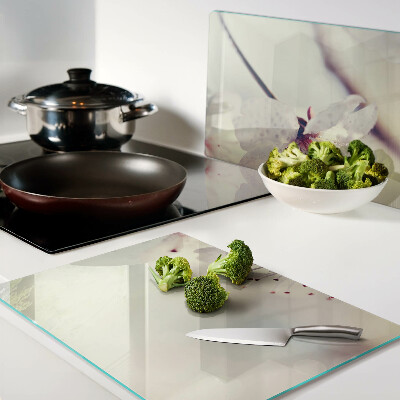 Schneidebrett Blumen auf geometrischem Hintergrund