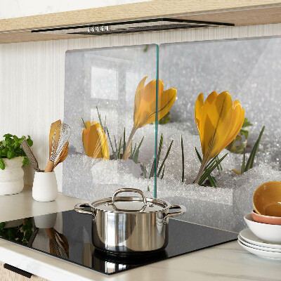 Schneidebrett Krokusse im Schnee