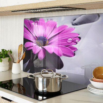 Glas schneidebrett Lila Blume mit Wassertropfen