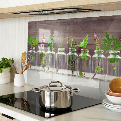 Glas schneidebrett Pflanzen in Flaschen