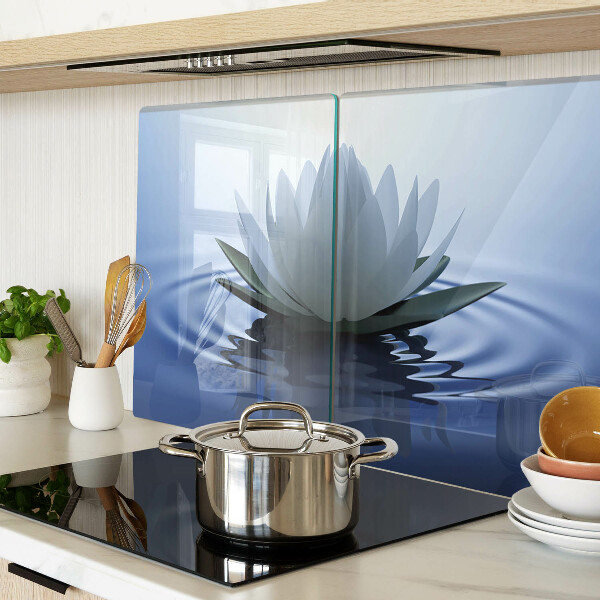 Schneidebrett Seerose vor Wasserhintergrund