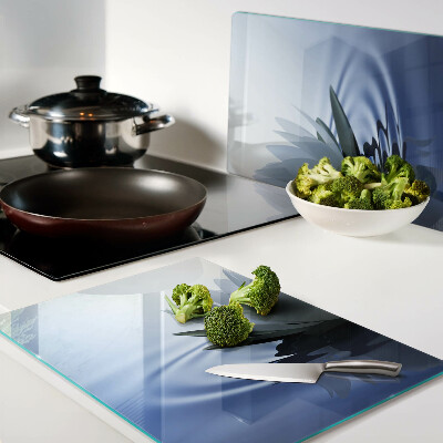 Schneidebrett Seerose vor Wasserhintergrund