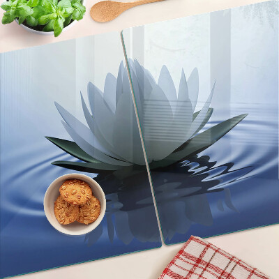 Schneidebrett mit Seerosenmotiv vor Wasserhintergrund