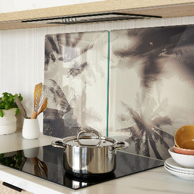 Schneidebrett mit Palmenmotiv auf einfarbigem Hintergrund