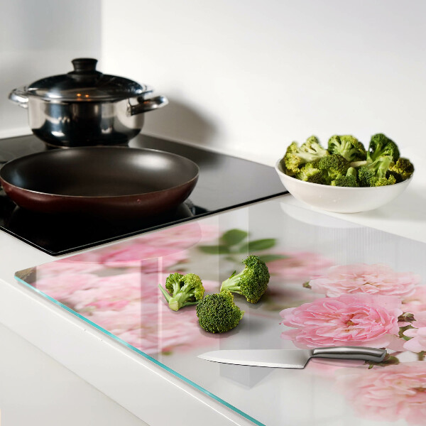 Glas schneidebrett mit rosa Blumen in einer Vase