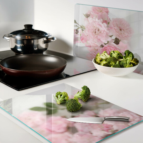 Glas schneidebrett mit rosa Blumen in einer Vase