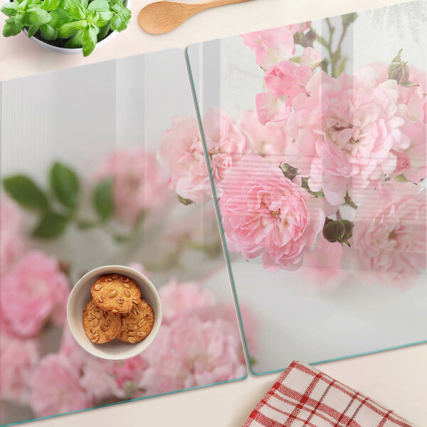 Glas schneidebrett mit rosa Blumen in einer Vase