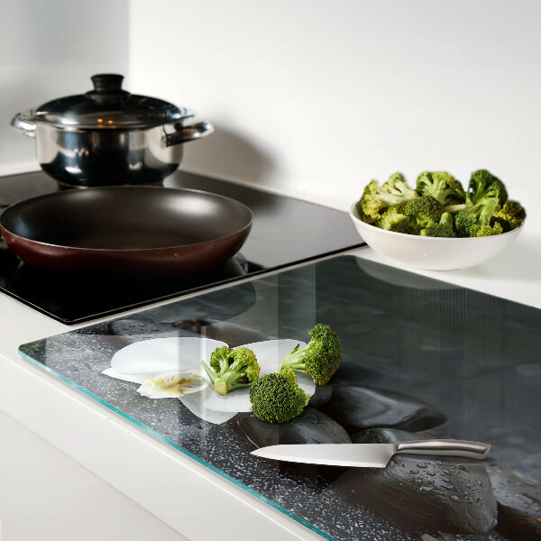 Schneidebrett Orchideenblüte auf Steinen