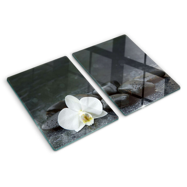 Schneidebrett Orchideenblüte auf Steinen