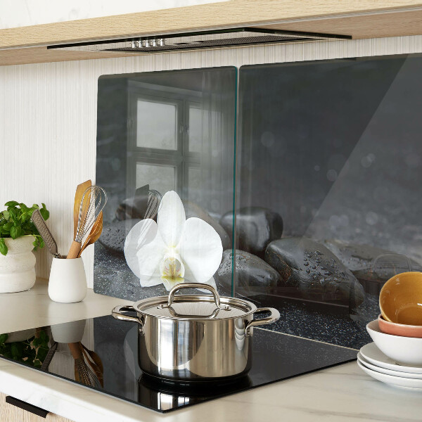 Schneidebrett Orchideenblüte auf Steinen