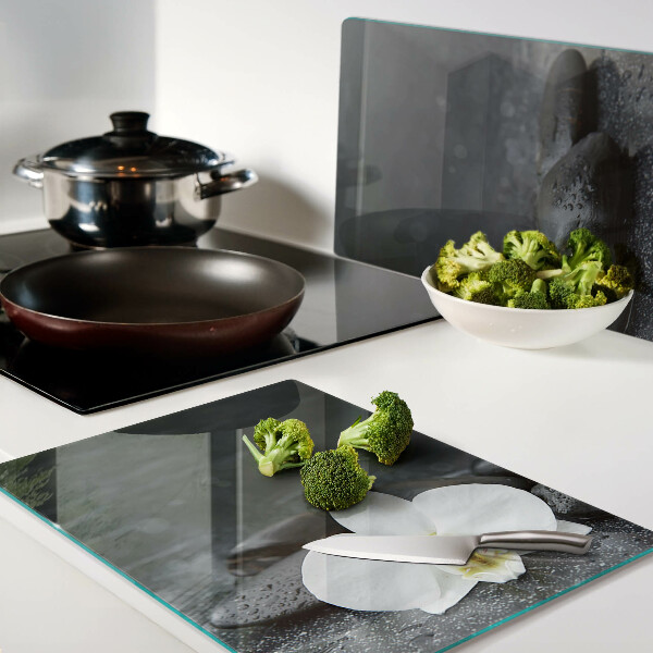 Schneidebrett Orchideenblüte auf Steinen