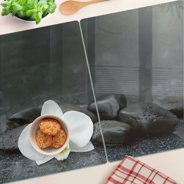 Schneidebrett Orchideenblüte auf Steinen