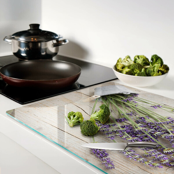 Glas schneidebrett Lavendel im Topf auf Holzgrund