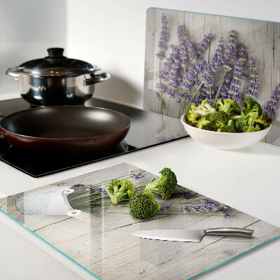 Glas schneidebrett Lavendel im Topf auf Holzgrund