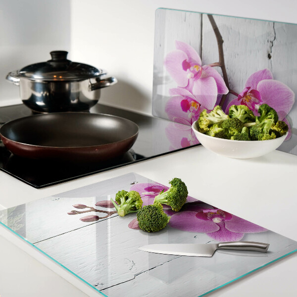 Schneidebrett glas Orchideen auf weißem Hintergrund