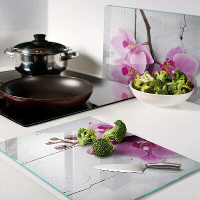 Schneidebrett glas Orchideen auf weißem Hintergrund