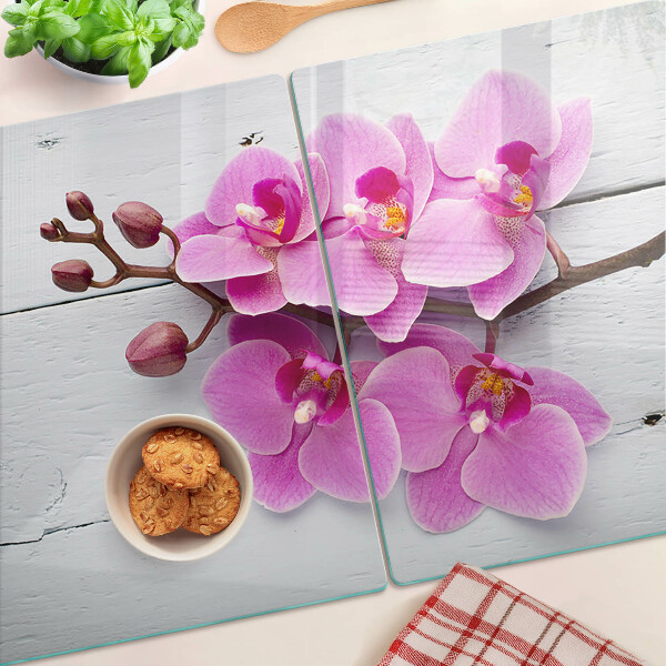 Schneidebrett glas Orchideen auf weißem Hintergrund