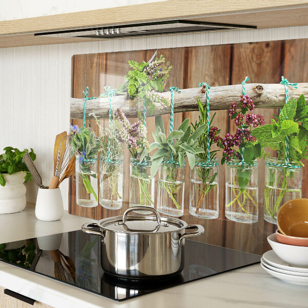 Schneidebrett glas Kräuter in Gläsern auf Holzgrund