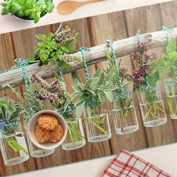 Schneidebrett glas Kräuter in Gläsern auf Holzgrund