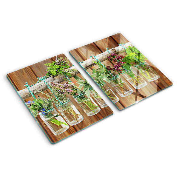 Schneidebrett glas Kräuter in Gläsern auf Holzgrund