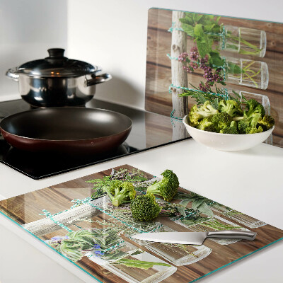 Schneidebrett glas Kräuter in Gläsern auf Holzgrund