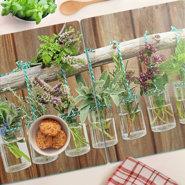 Schneidebrett glas Kräuter in Gläsern auf Holzgrund