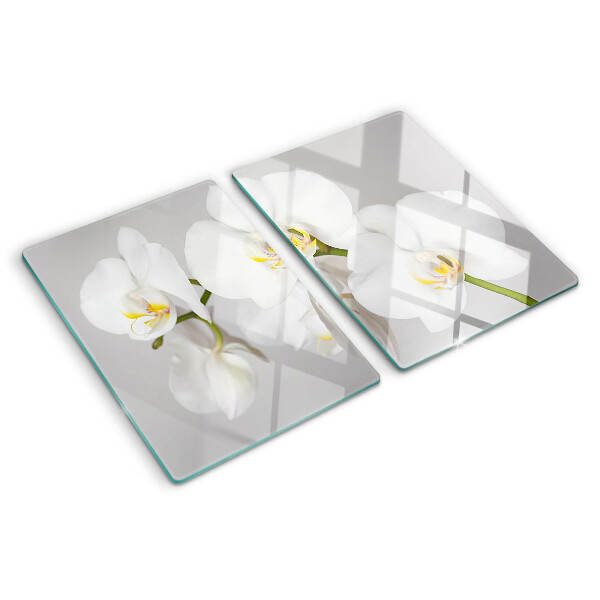 Schneidebrett Orchideen vor spiegelndem Hintergrund