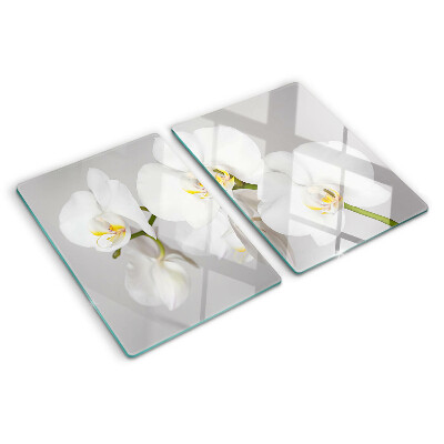 Schneidebrett Orchideen vor spiegelndem Hintergrund