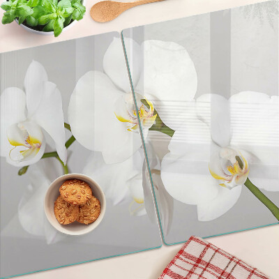 Schneidebrett Orchideen vor spiegelndem Hintergrund