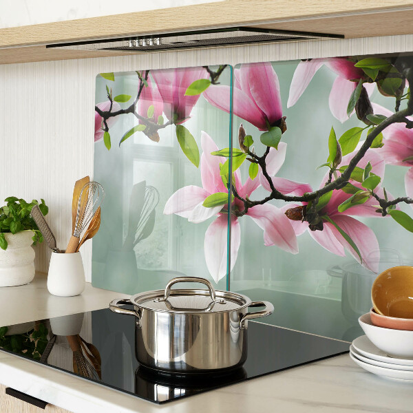 Schneidebrett Magnolienblüten vor grünem Hintergrund