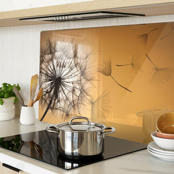 Schneidebrett Glas mit Löwenzahnmotiv vor dem Hintergrund eines Sonnenuntergangs