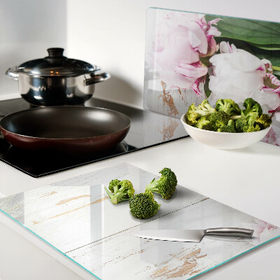 Glas-Schneidebrett mit Pfingstrosen auf Holzoptik