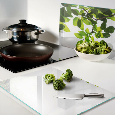 Schneidebrett Blätter vor hellem Himmel