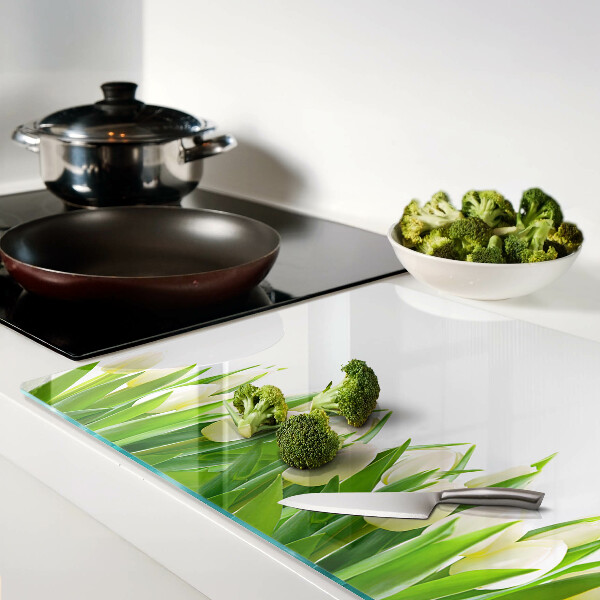 Schneidebrett mit Tulpenmotiv auf grünem Gras