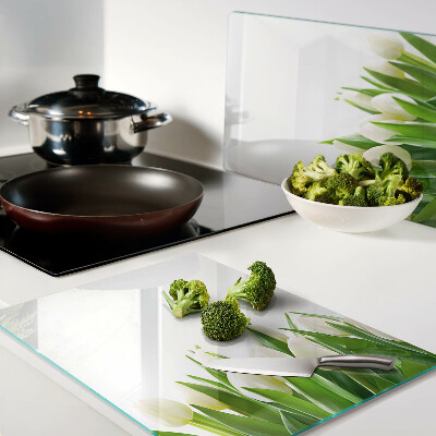 Schneidebrett mit Tulpenmotiv auf grünem Gras