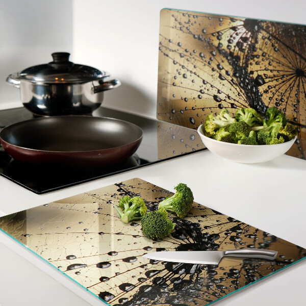 Glas schneidebrett Wassertropfen auf den Blättern