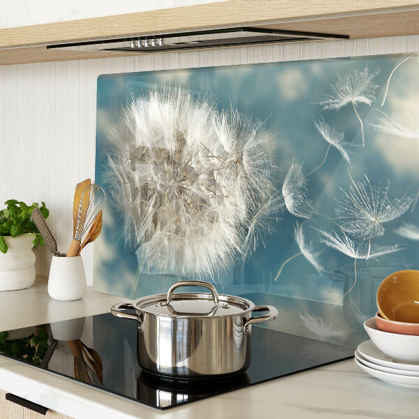 Glas schneidebrett Löwenzahn vor dem Himmel