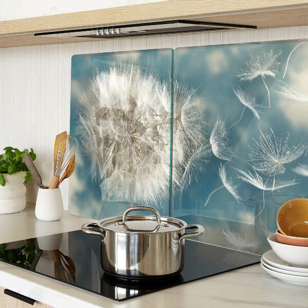 Glas schneidebrett Löwenzahn vor dem Himmel