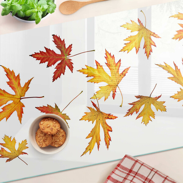 Schneidebrett Glas mit Ahornblättern in Herbstfarben