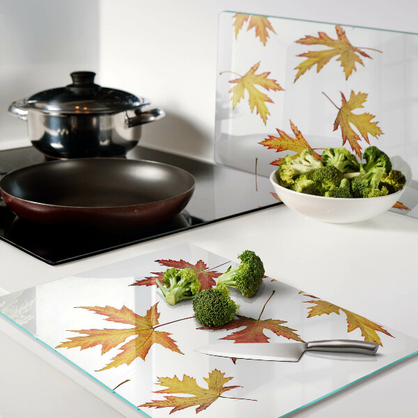 Schneidebrett Glas mit Ahornblättern in Herbstfarben
