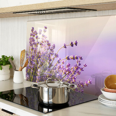 Schneidebrett Glas mit Motiv aus Lavendelblüten vor einem Fenster