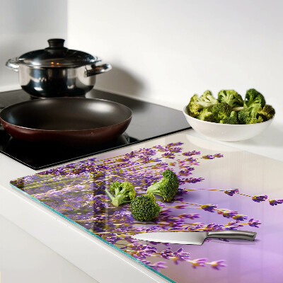 Schneidebrett Glas mit Motiv aus Lavendelblüten vor einem Fenster