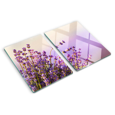 Schneidebrett Glas mit Motiv aus Lavendelblüten vor einem Fenster