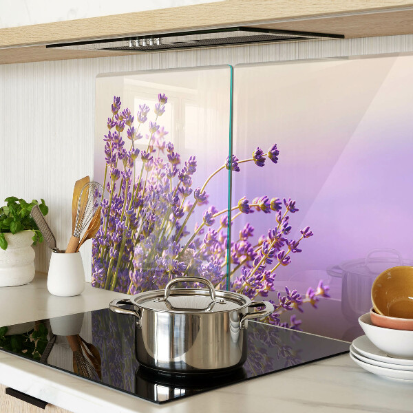 Schneidebrett Glas mit Motiv aus Lavendelblüten vor einem Fenster