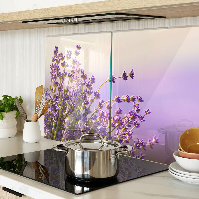 Schneidebrett Glas mit Motiv aus Lavendelblüten vor einem Fenster